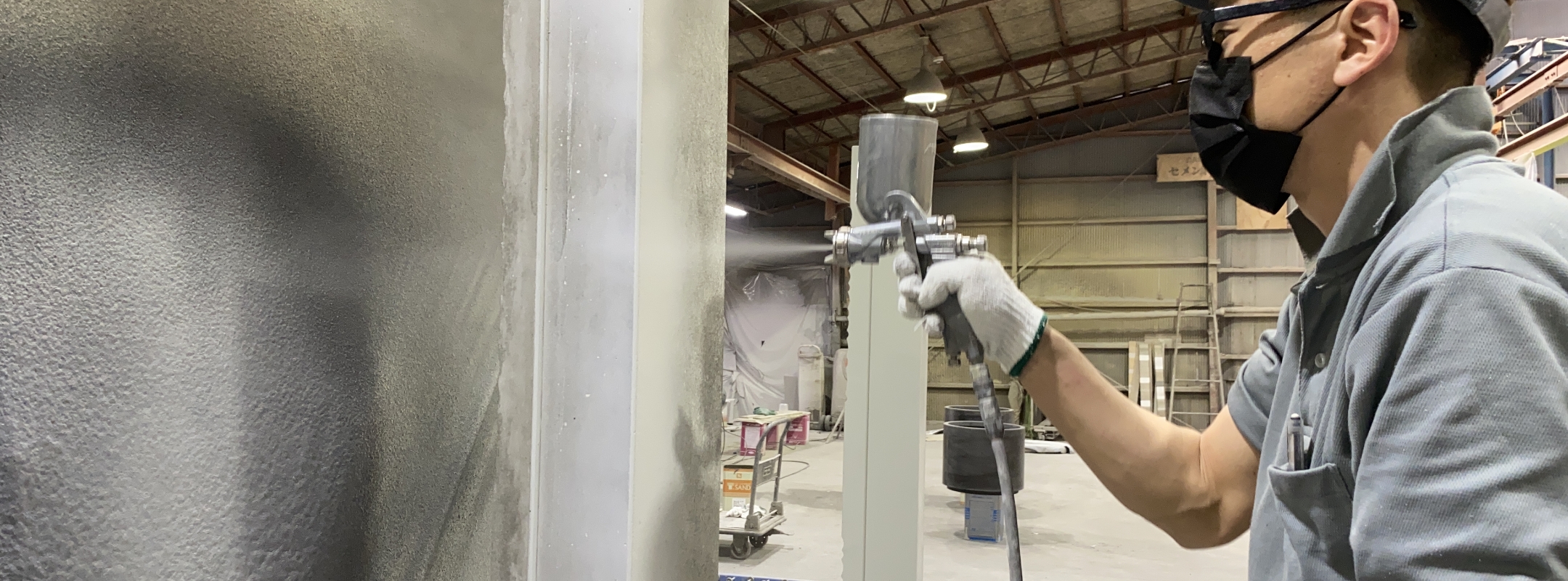 塗装作業 職人が繰り出す技術で製品に塗装をしていきます