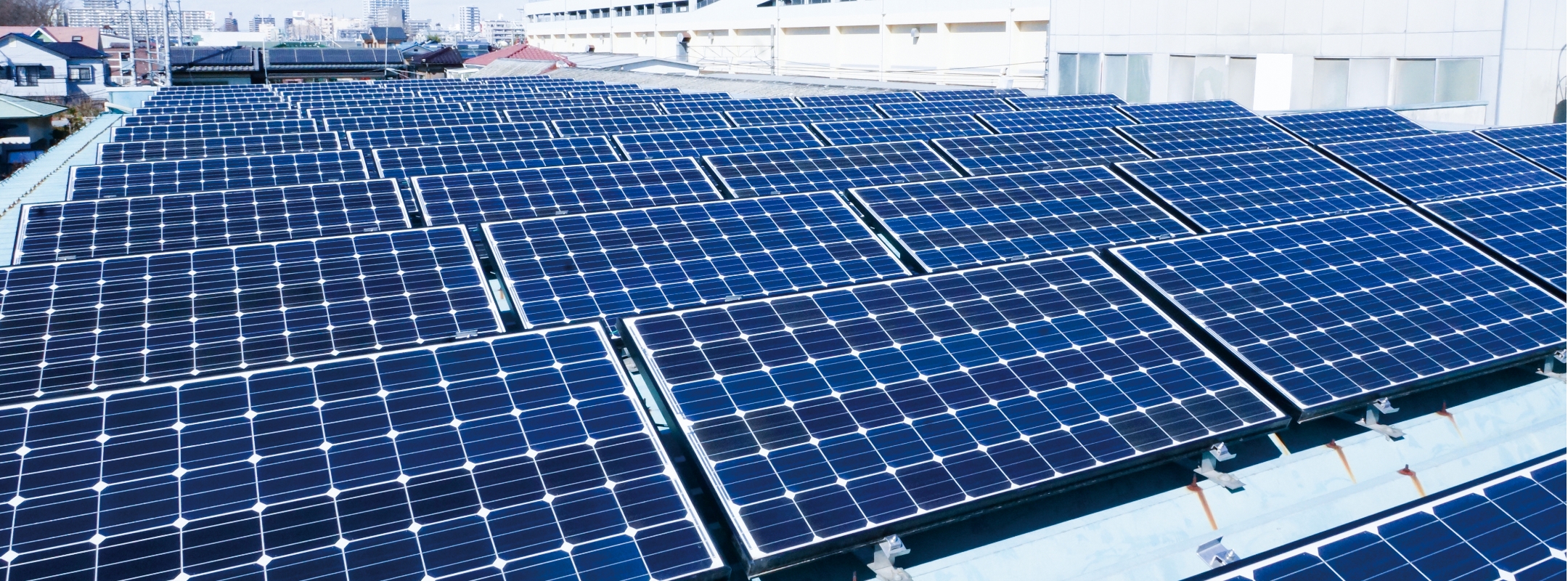 太陽光パネルを設置し電力の一部を自然エネルギーを利用